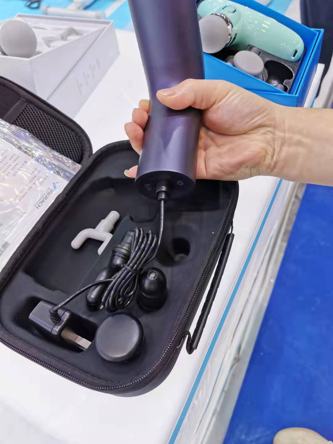 Hvordan er ladepogo-pinnen designet for sminkeenheten?