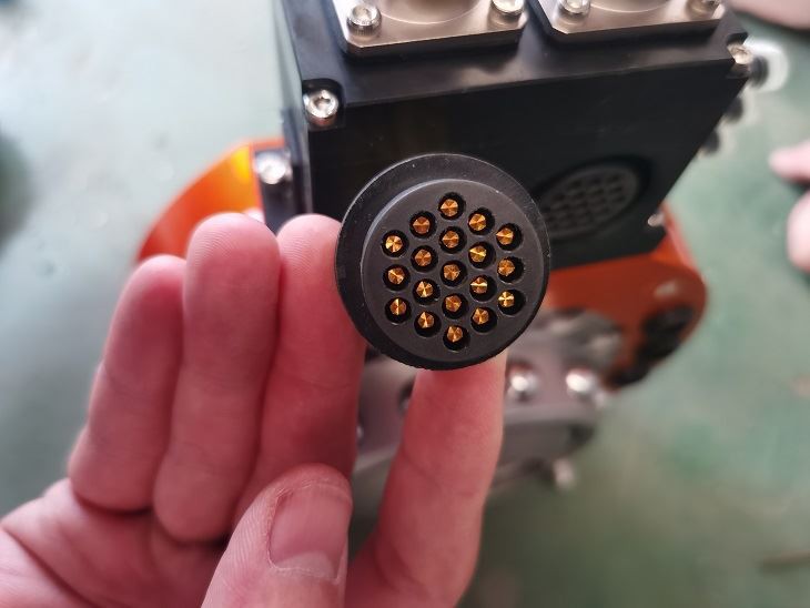 19-pinners hann- og hunnkoplingsløsning